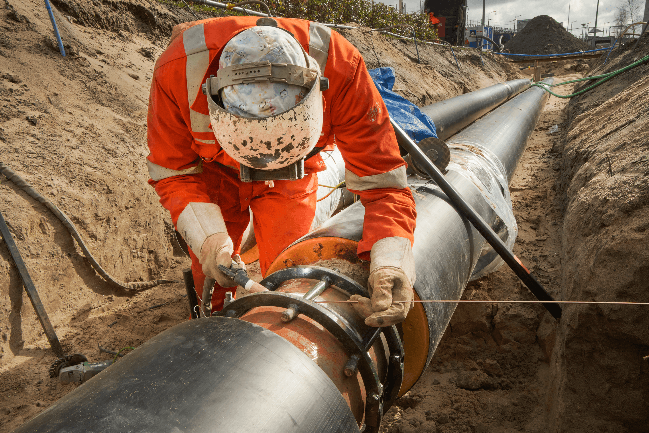  Opdrachtgever: Vattenfall N.V.  Omgeving: Knooppunt aan de Colosseumweg in Rotterdam tijdens een uitgebreide reconstructie in de nabijheid van de Kuip en dicht bij de Maas.  Samen Groots: Het gemeentelijke multidisciplinaire project en de vele stakeholders vereisen dat we samenwerken met Vattenfall om ons werk zo efficiënt mogelijk uit te voeren, binnen de gestelde deadlines en met zo min mogelijk overlast voor andere partijen in het gebied. De planningen en werkvolgordes van alle betrokken partijen zijn tijdens de uitvoeringsperiode regelmatig aangepast vanwege de aanwezigheid van meerdere partijen op hetzelfde bouwterrein. We hebben onze flexibiliteit en probleemoplossende vaardigheden kunnen aantonen door deze veranderingen. Een deel van het traject valt binnen een gebied met grondverontreiniging. Om deze reden nemen we alle benodigde maatregelen volgens de CROW400-norm. Het gebied ligt dicht bij de Maas, waardoor het laatste deel van het project in een waterkering moet worden uitgevoerd. Hierbij moeten we voldoen aan de NEN 3651-voorwaarden. Terwijl we een overkluizing van 25 meter in één geheel plaatsen, zullen we een 200-tons telekraan gebruiken.  Tijdspad: Geplande technische oplevering: medio november 2023.