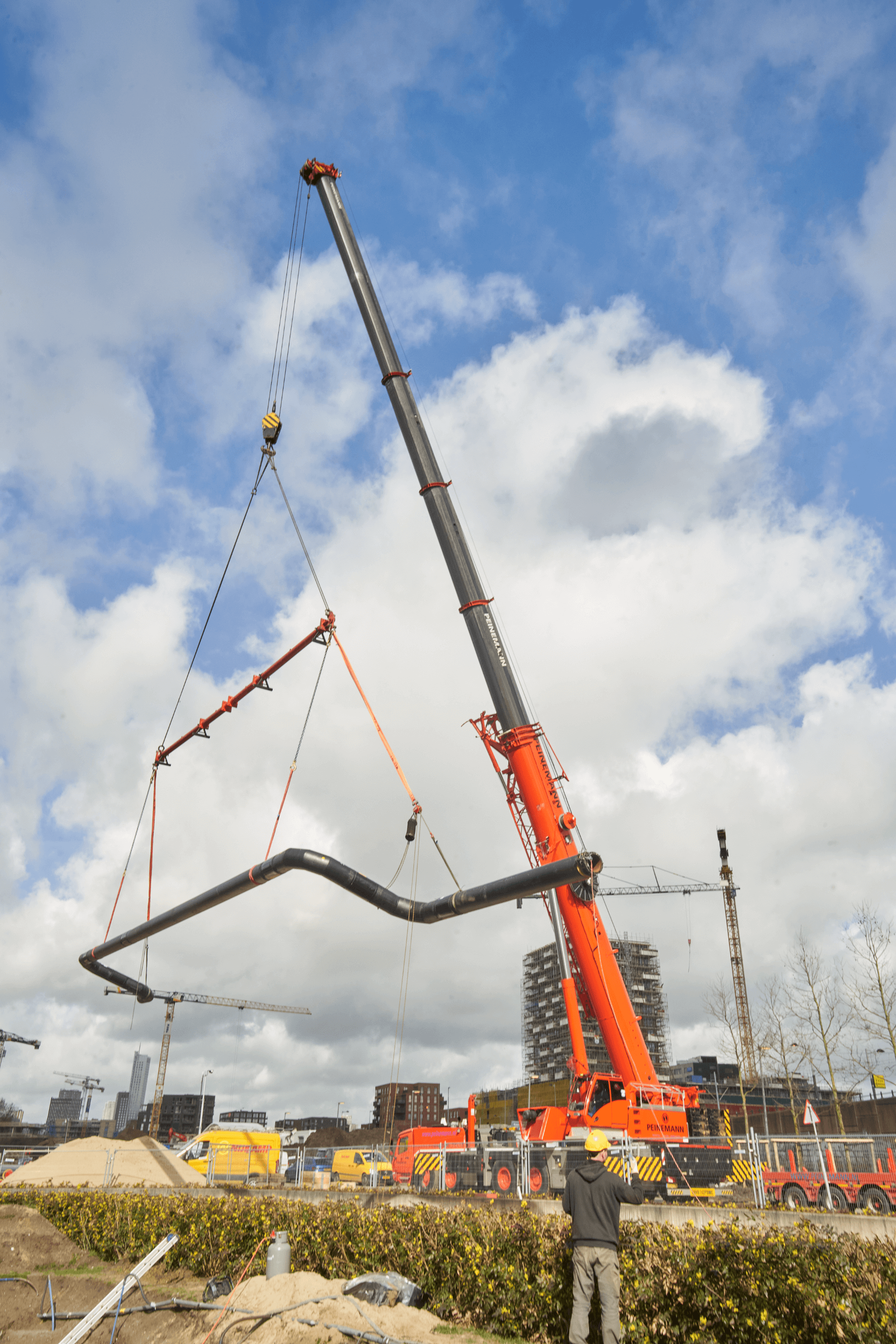  Opdrachtgever: Vattenfall N.V.  Omgeving: Knooppunt aan de Colosseumweg in Rotterdam tijdens een uitgebreide reconstructie in de nabijheid van de Kuip en dicht bij de Maas.  Samen Groots: Het gemeentelijke multidisciplinaire project en de vele stakeholders vereisen dat we samenwerken met Vattenfall om ons werk zo efficiënt mogelijk uit te voeren, binnen de gestelde deadlines en met zo min mogelijk overlast voor andere partijen in het gebied. De planningen en werkvolgordes van alle betrokken partijen zijn tijdens de uitvoeringsperiode regelmatig aangepast vanwege de aanwezigheid van meerdere partijen op hetzelfde bouwterrein. We hebben onze flexibiliteit en probleemoplossende vaardigheden kunnen aantonen door deze veranderingen. Een deel van het traject valt binnen een gebied met grondverontreiniging. Om deze reden nemen we alle benodigde maatregelen volgens de CROW400-norm. Het gebied ligt dicht bij de Maas, waardoor het laatste deel van het project in een waterkering moet worden uitgevoerd. Hierbij moeten we voldoen aan de NEN 3651-voorwaarden. Terwijl we een overkluizing van 25 meter in één geheel plaatsen, zullen we een 200-tons telekraan gebruiken.  Tijdspad: Geplande technische oplevering: medio november 2023.